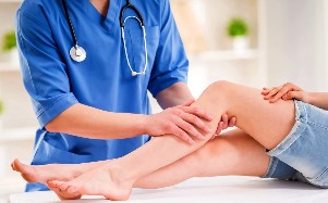 Le médecin examine les jambes